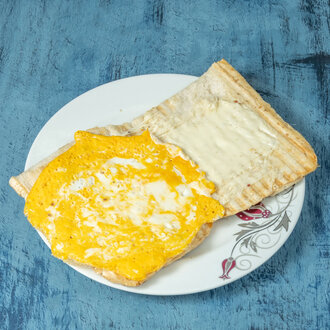 Yarım Ekmeğe Yumurtalı Kaşarlı Tost görseli