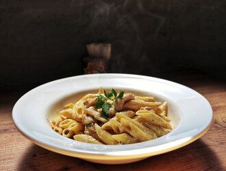 Köri Soslu Tavuklu Makarna görseli