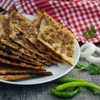 Bıçak Arası Kuşbaşılı Pide görseli