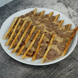 Sade Kekikli Kıymalı Pide görseli