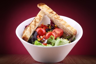 Kinoalı Izgara Tavuk Salata görseli