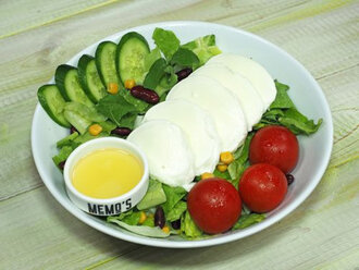 Mozarella Peynirli Salata görseli