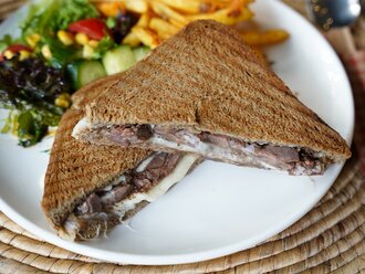 Kavurmalı Kaşarlı Tost görseli