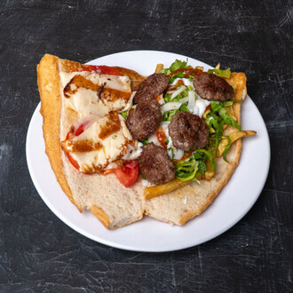 Yarım Ekmek Arası Kaşarlı Köfte görseli