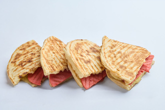 Kaşarlı & Sucuklu Bazlama Tost görseli