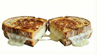 Ekşi Mayalı Beyaz Peynirli Tost görseli