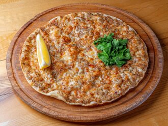 Cevizli Kaşarlı Lahmacun görseli