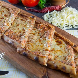 Tavuklu Kaşarlı Pide görseli