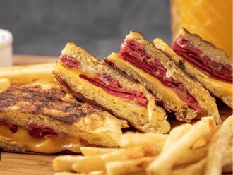 Bazlama Ekmeğine Salamlı Kaşarlı Tost Menü görseli