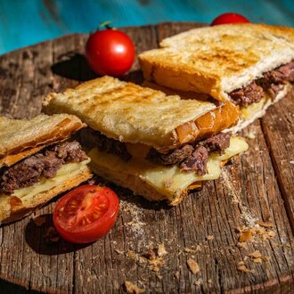 Ayvalık Ekmeğine Kavurmalı Tost görseli