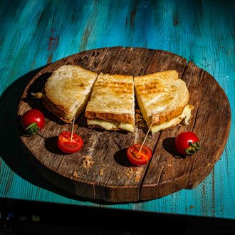 Ayvalık Ekmeğine Kaşarlı Tost görseli