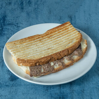 Ayvalık Ekmeğine Kavurmalı Kaşarlı Tost görseli