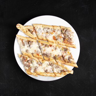 Kuşbaşılı Kaşarlı Pide görseli