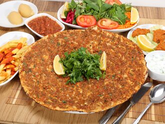 Antep Lahmacun (Sarımsaklı) görseli
