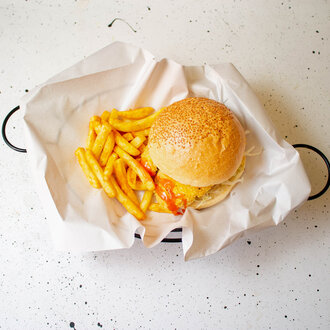 F&m Sweet Chılı Cajun Burger görseli