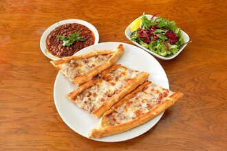 Kuşbaşılı Kaşarlı Pide görseli