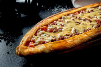 Kuşbaşılı Kaşarlı Pide görseli