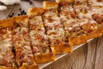 Kavurmalı Kaşarlı Pide görseli