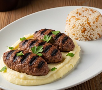 Püre Yatağında Izgara Köfte & Pirinç Pilavı görseli