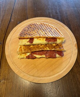 Bazlama Ekmeğine Karışık Tost görseli