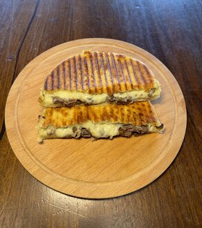 Bazlama Ekmeğine Kavurma Kaşarlı Tost görseli