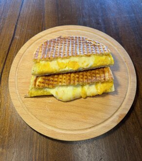 Bazlama Ekmeğine 4 Peynirli Tost görseli