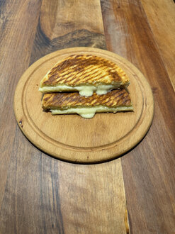 Bazlama Ekmeğine Kaşarlı Tost görseli