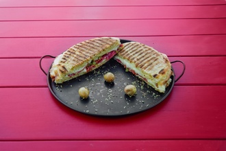 Sucuklu Salamlı Bazlama Tost görseli