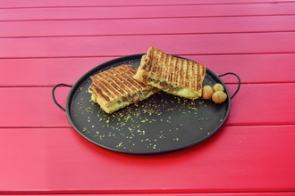 Kavurmalı Kaşarlı Tost görseli