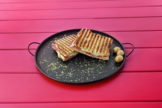 Salamlı Kaşarlı Tost görseli