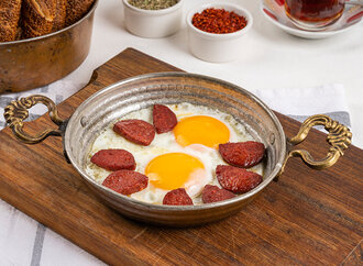 Sahanda Sucuklu Yumurta görseli