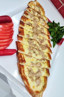 Ton Balıklı Kaşarlı Pide görseli