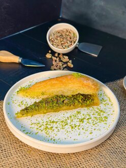Antep Fıstıklı Havuç Dilim Baklava görseli