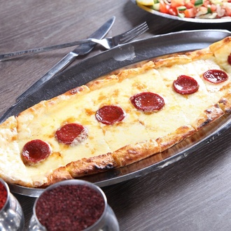 Kaşarlı Sucuklu Pide görseli