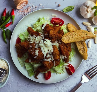 Crispy Chicken Caesar Salad görseli