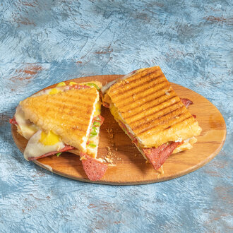 Sucuklu Kaşarlı Sebzeli Tost görseli