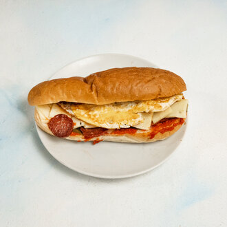 Yumurtalı Sucuklu Kaşarlı Sandviç görseli