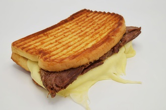 Ayvalık Ekmeğine Kavurmalı Kaşarlı Tost görseli