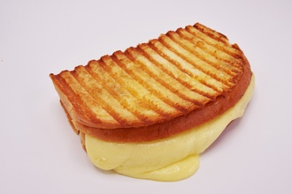 Ayvalık Ekmeğine Kaşarlı Tost görseli