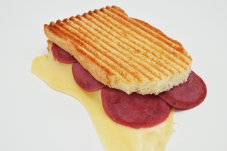 Salamlı Kaşarlı Tost görseli