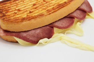 Ayvalık Ekmeğine Dilli Kaşarlı Tost görseli