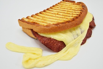 Ayvalık Ekmeğine Sucuklu Kaşarlı Tost görseli