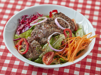 Köfteli Salata görseli