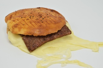 Tombik Pide Arası Kavurmalı Kaşarlı Tost görseli