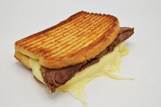 Ayvalık Ekmeğine Kavurmalı & Kaşarlı Tost görseli