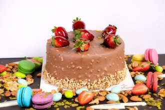 Çilekli Çikolatalı Pasta (8 Kişilik) görseli