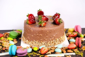 Çilekli Çikolatalı Pasta (12 Kişilik) görseli