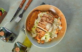 Sezar Soslu Tavuklu Salata görseli