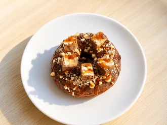 Snickers & Salted Caramel Donut görseli