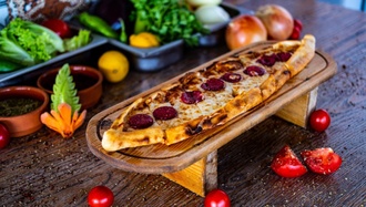 Kaşarlı Sucuklu Pide görseli